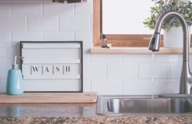 Na kranie pojawił się kamień? Zetrzesz go pastą z tych domowych produktów