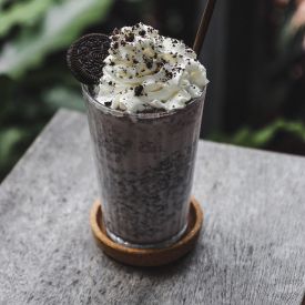 Oreo Latte z bitą śmietaną. Deserowa kawa, której trudno się oprzeć