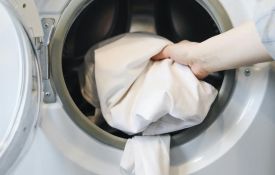 Jak wysuszyć pranie w chłodny dzień? Te suszarki sprawdzą się najlepiej