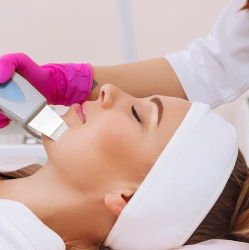 Peeling kawitacyjny czy mikrodermabrazja? Porównanie efektów i wskazań