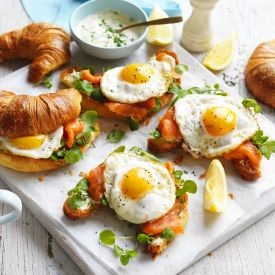 Śniadaniowy duet z klasą. Croissanty i pstrąg z jajkiem