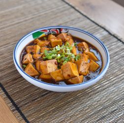 Tofu to prawdziwa gwiazda naszej kuchni. Te dwie sałatki zachwycą wszystkich