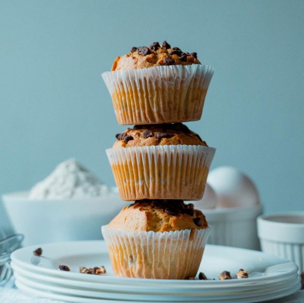Puszyste muffinki z kawałkami czekolady. Przepis, który zaspokoi każdą ochotę na coś słodkiego