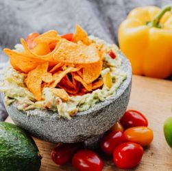 Guacamole to więcej niż pasta z awokado. Ta meksykańska klasyka to prawdziwa bomba zdrowia i smaku