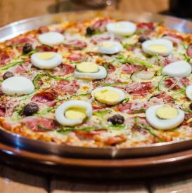 Jajka na twardo na pizzy? Spróbuj tej oryginalnej wersji