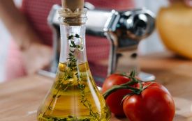 Smakowe oliwy. Domowe aromaty, które podkręcą każdą sałatkę