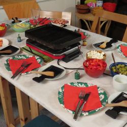Raclette w ogrodzie. Serowe biesiadowanie z historią w tle
