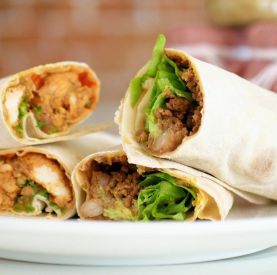 Tortille piknikowa z kurczakiem, awokado i sosem kaparowym. Świetny pomysł na lunch