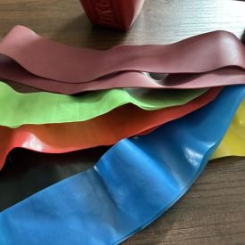 Gumy oporowe do ćwiczeń – jak z nimi trenować i dlaczego warto?