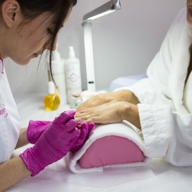French z twistem na lato. Klasyczny manicure w nowoczesnym wydaniu