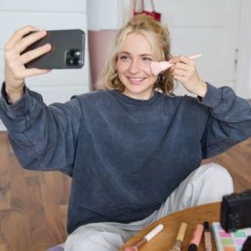 Jak używać mediów społecznościowych do promocji produktów Avon?