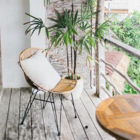 Masz zbyt nasłoneczniony balkon? Tak urządzisz w nim zacienioną strefę