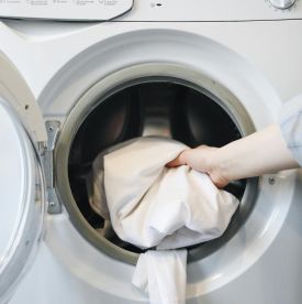 Ten trik usunie przykry zapach z pralki. Włóż to do środka