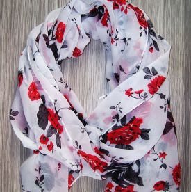 Sposoby na stylowy outfit z apaszką latem – jak nosić ten modny dodatek?