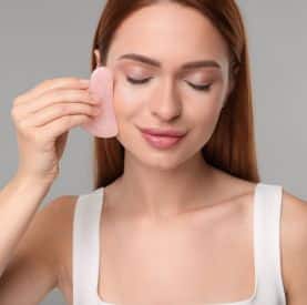 Gua Sha na twarz: Jak wykonać masaż krok po kroku?