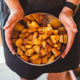 Chrupiące pieczone ziemniaki z sosem tatarskim. Prosty przepis na idealną przekąskę i dodatek do obiadu