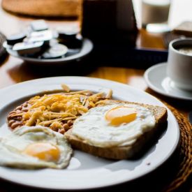 Wybierasz się na wakacje za granicę? Oto potrawy, których lepiej unikać