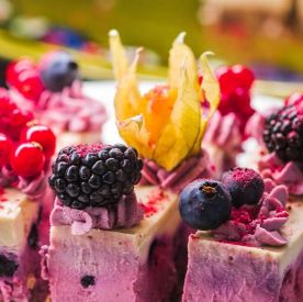 Serniczek, który robi się sam? Mój szybki proteinowy deser z galaretką i owocami