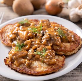 Placki ziemniaczane w sosie pieczarkowym – comfort food z dzieciństwa, do którego zawsze wraca