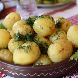 Obierz młode ziemniaki bez noża. Oto najlepsze triki