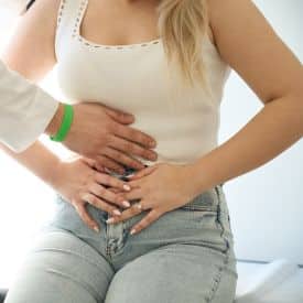 Leczenie endometriozy - hormonalne, czy operacyjne? Wady i zalety