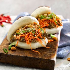 Bao buns z kaczką i sosem sriracha – streetfood w domowym wydaniu