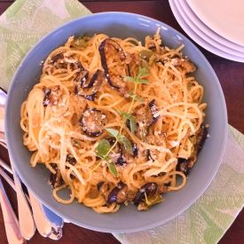 Wegańska carbonara z pieczonym bakłażanem