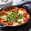 Dutch Baby z&nbsp;prosciutto, mozzarellą i&nbsp;rukolą – jesienne śniadanie w&nbsp;nowoczesnym stylu
