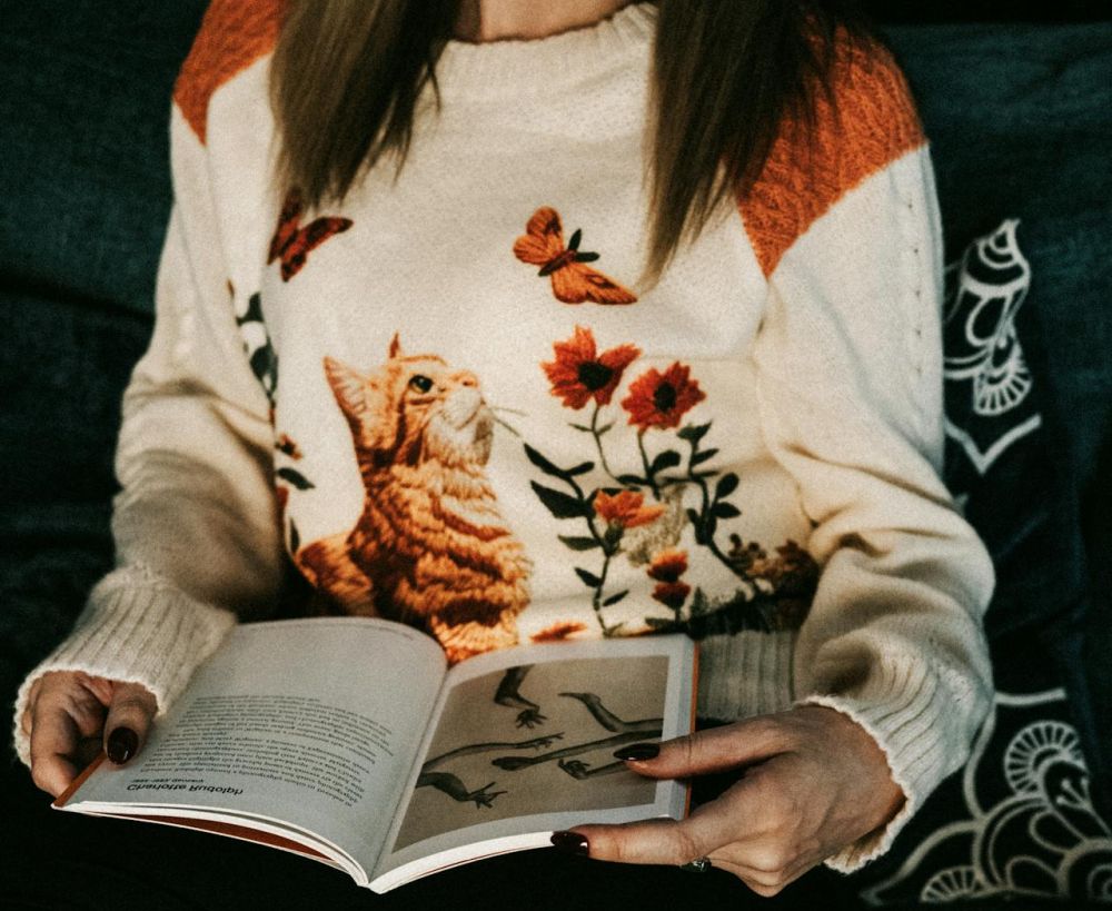 sweter z kotem