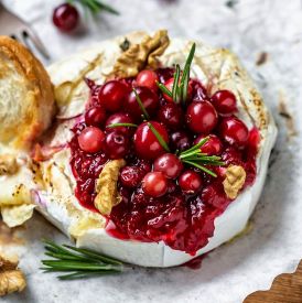 Pieczony camembert z sosem żurawinowym