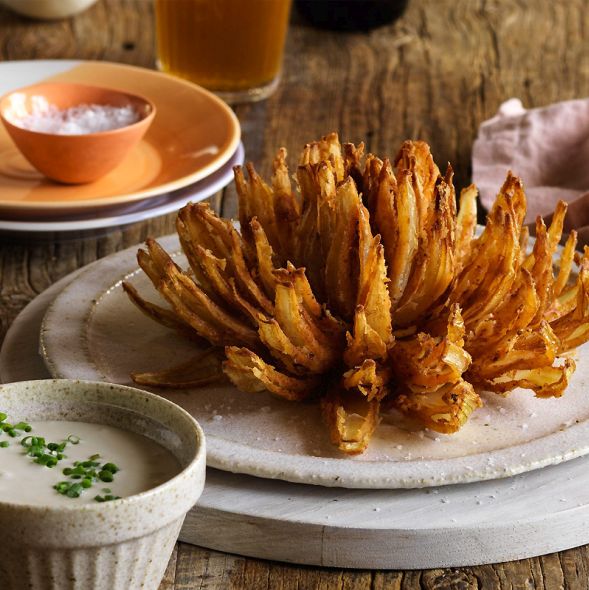 Blooming Onion, czyli kwitnąca cebula - chrupiący hit jesiennych spotkań