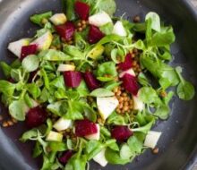 Czy buraki są zdrowe? Poznaj moc naturalnego superfood i top 4 sałatki z buraka