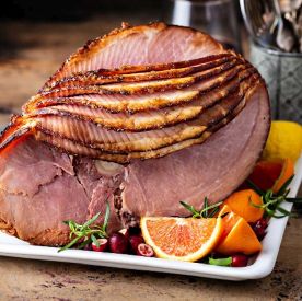 Soczysta pieczona szynka w aromatycznej glazurze – przepis na idealny zimowy obiad
