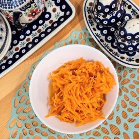 Marchewkowy eliksir naturalny antyoksydant - ścieram marchew i dodaję kluczowy składnik