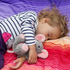 Sen dziecka a emocje – dlaczego stres wpływa na zasypianie? 