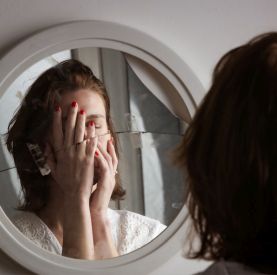 Lustrzyca - jak oswoić obsesję na punkcie własnego odbicia i odzyskać spokój