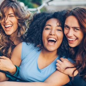 Przyjaźń odmładza? Dlaczego relacje działają jak eliksir młodości