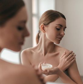 Rytuał skóry szyi i dekoltu – skuteczna pielęgnacja zapomnianych obszarów