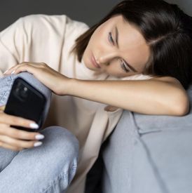 Wypalenie randkowe: jak era Tindera wpływa na nasze emocje i relacje?