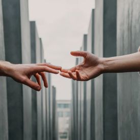 Empatia na wyczerpaniu - dlaczego współczucie stało się tak trudne