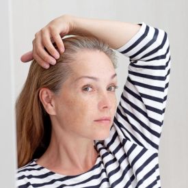 Pielęgnacja siwych włosów u kobiet i mężczyzn. Jak o nie dbać i jaki szampon wybrać?