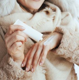 Jak chronić dłonie zimą: sprawdzone sposoby na zdrową i miękką skórę w mrozie