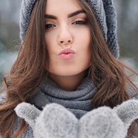 Zakazane pocałunki na mrozie - czyli jak chronić usta w zimowe dni