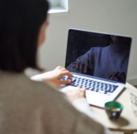 Poradnik dotyczący metod leczenia uzależnień z wykorzystaniem terapii online