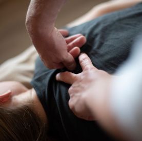 Holistyczne podejście w osteopatii – co oznacza „leczyć pacjenta, nie objawy”?