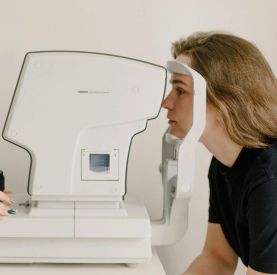 Pierwsza wizyta u okulisty – kiedy warto się zgłosić i czego się spodziewać?