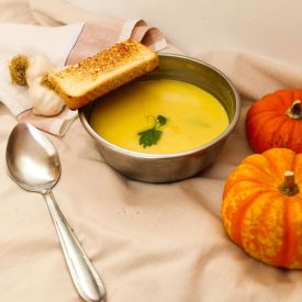 Jak dbać o zdrowie psychiczne zimą: filmy, książki, przepisy i mini-rytuały dla kobiet