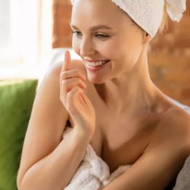 Peptydy biomimetyczne w profilaktyce starzenia skóry – jak działają i kiedy je stosować