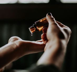 Dlaczego warto zainwestować w dobrej jakości olejek różany?