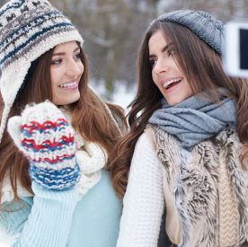 Najmodniejsze czapki na zimę 2026 – styl, który pokochamy